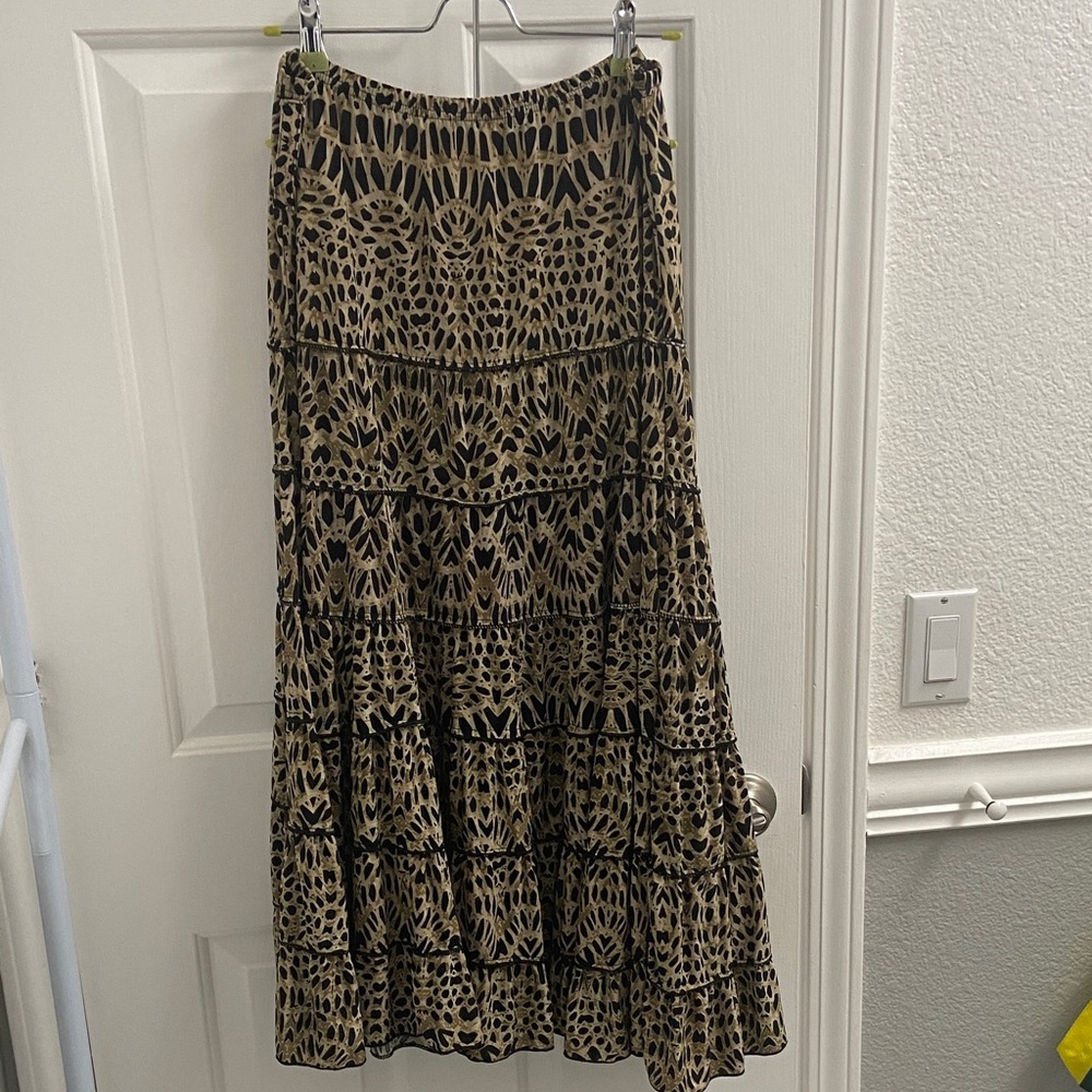 Elegant Black and Tan Patterned Skirt